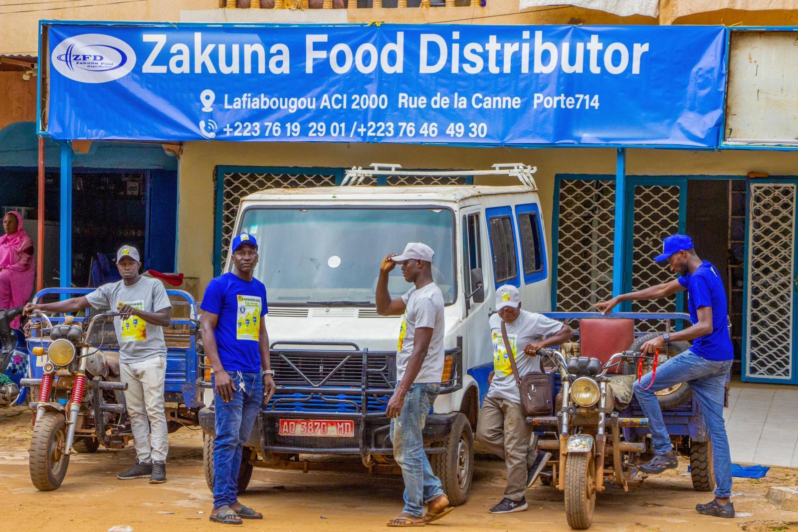 Zakuna Food Distributor - équipe et camion de livraison